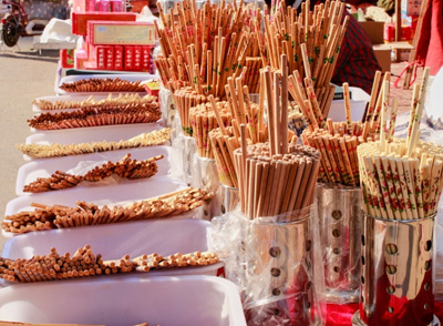 筷子材質多樣，包括木質、竹制、塑料、金屬等