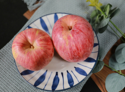 蘋果富含果膠和膳食纖維，能促進腸道蠕動，幫助消化，同時其含有的蘋果酸能刺激胃液分泌，促進食物的消化和吸收