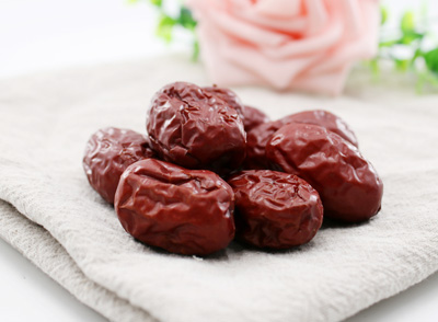 紅棗每100g含維生素C243mg(檸檬的10倍)、環磷酸腺苷(cAMP),增強免疫力同時促進肝細胞修復 紅棗每100g含維生素C243mg(檸檬的10倍)、環磷酸腺苷(cAMP),增強免疫力同時促進肝細胞修復